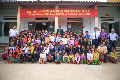 Đại sứ Hugh Borrowman bên các em học sinh của trường Dân tộc Nội trú Hồ Quảng Phìn.